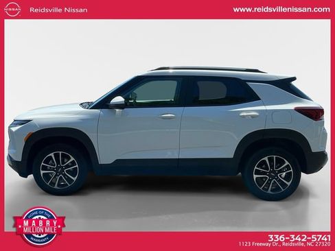 Used 2025 Chevrolet TrailBlazer LT AWD/4WD image 3