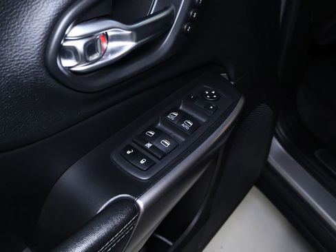 Used 2020 Jeep Cherokee Limited image 14