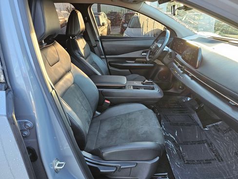 Used 2023 Nissan Ariya AWD image 11