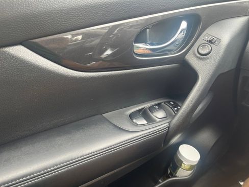 Used 2019 Nissan Rogue SV image 32