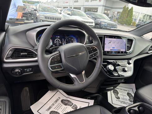 Used 2025 Chrysler Pacifica Select FWD image 13