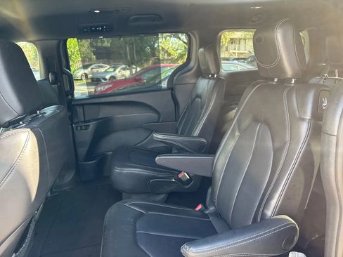 Used 2025 Chrysler Pacifica Select FWD image 10