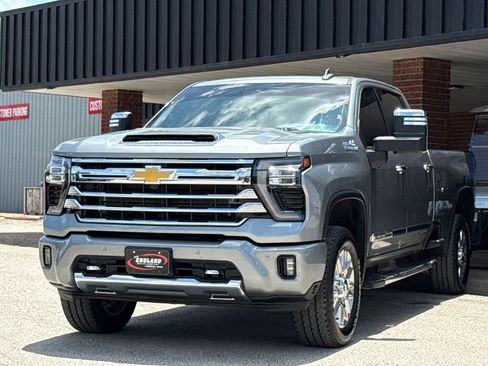 Used 2024 Chevrolet Silverado 3500 High Country w/ High Country Premium Package AWD/4WD image 3