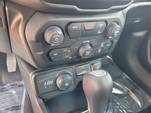 Used 2022 Jeep Renegade Latitude w/ Convenience Group image 27