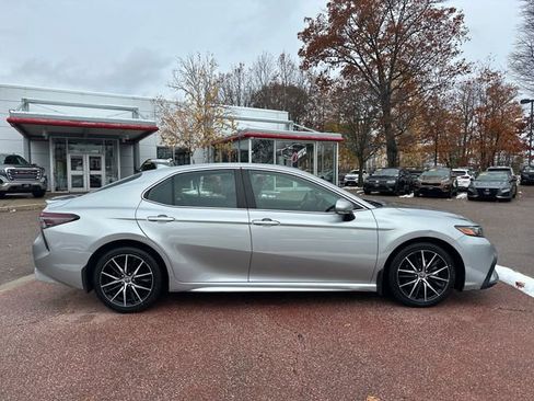 Used 2022 Toyota Camry SE image 6