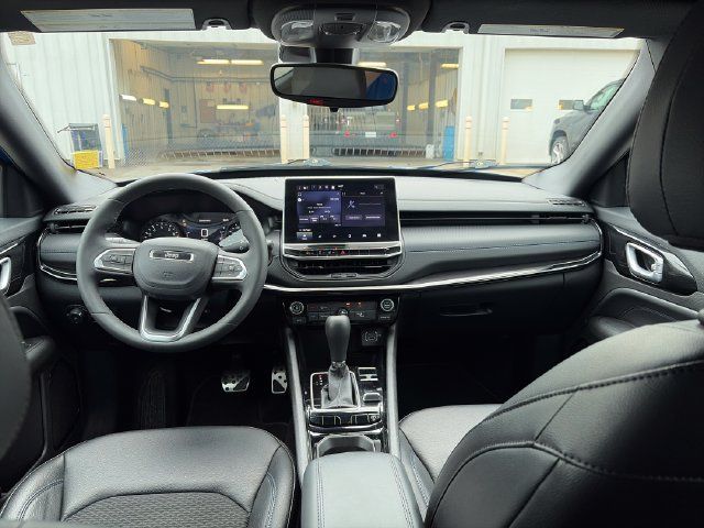 Used 2026 Jeep Compass Latitude AWD/4WD image 12