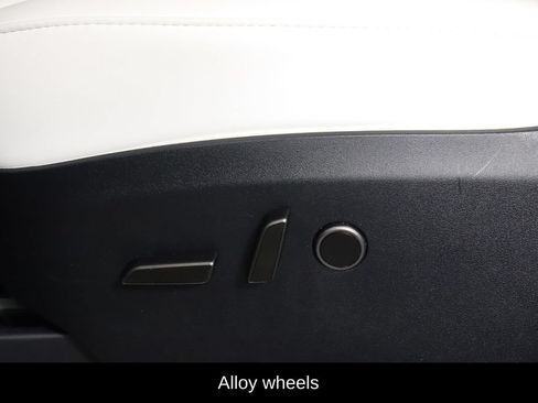 Used 2024 Tesla Model Y Long Range AWD/4WD image 18