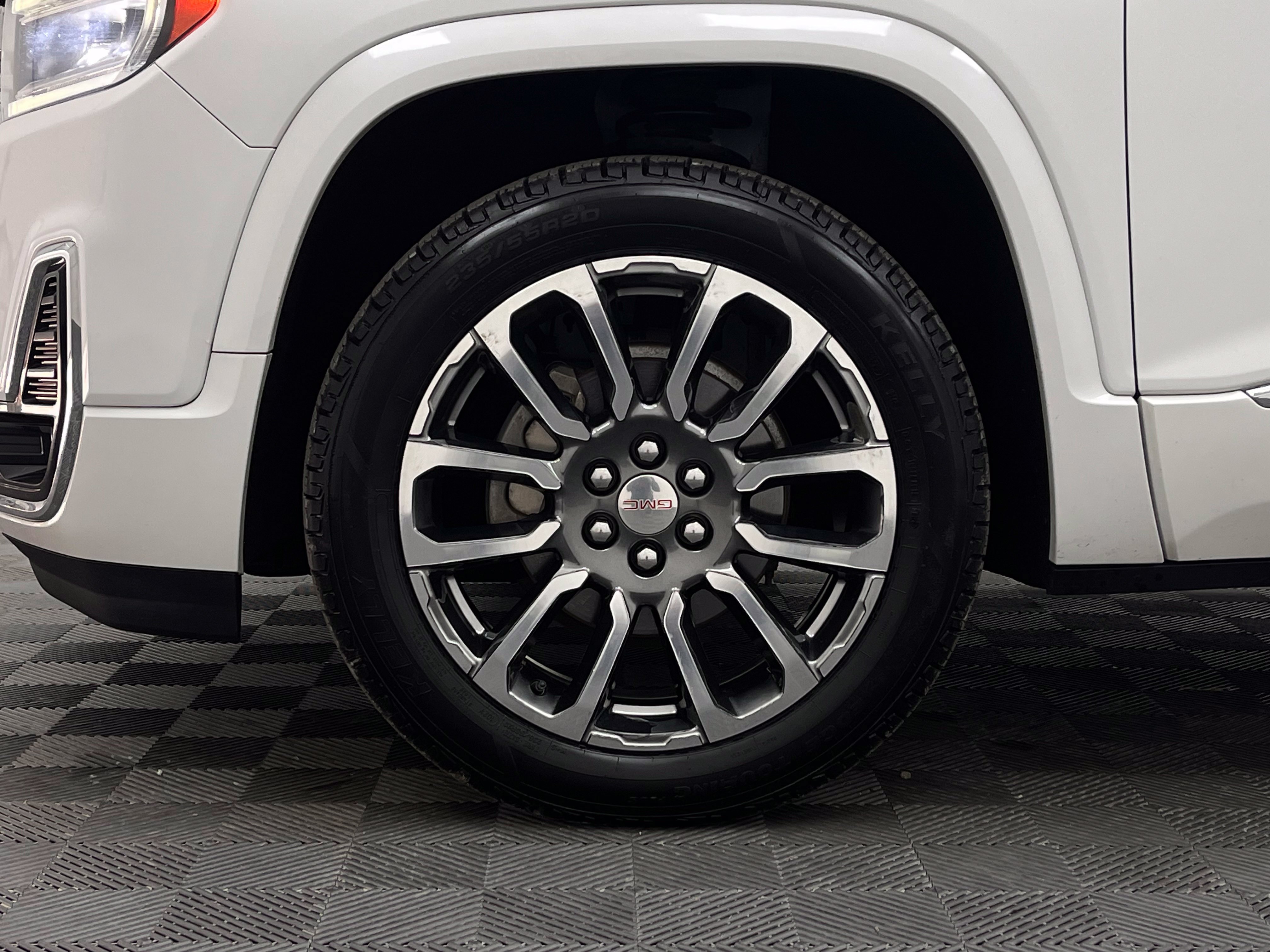 Used 2020 GMC Acadia Denali w/ Technology Package FWD image 14