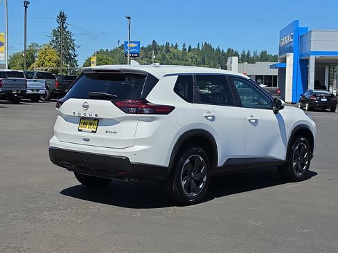 Used 2024 Nissan Rogue SV AWD/4WD image 5