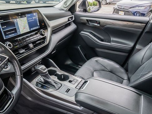 Used 2022 Toyota Highlander Platinum FWD image 16
