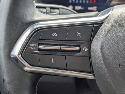 Used 2024 Chevrolet Traverse LT image 23