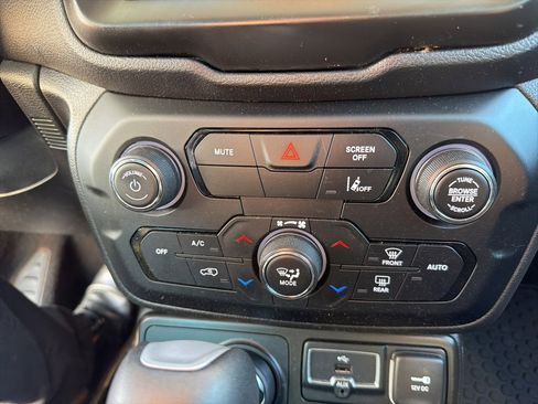 Used 2023 Jeep Renegade Latitude image 18