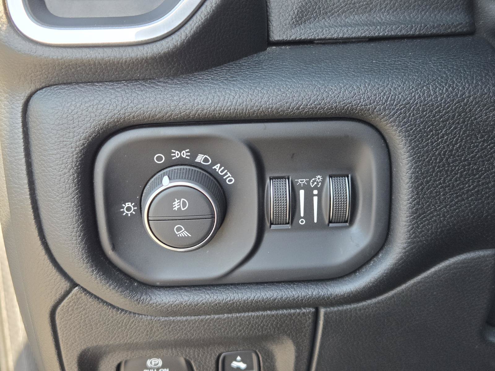 Used 2022 RAM 1500 Laramie AWD/4WD image 19