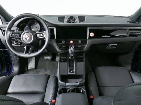 Certified 2025 Porsche Macan image 18
