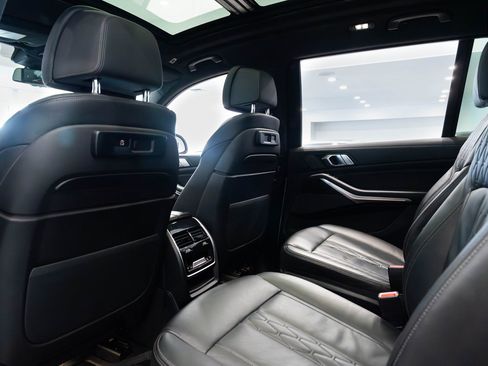 Used 2022 BMW X7 M50i image 24