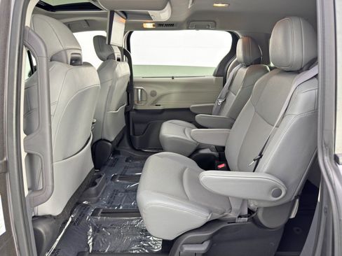 Used 2024 Toyota Sienna Limited image 47
