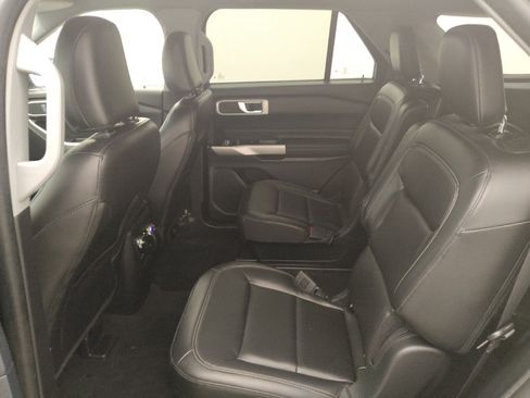 Used 2022 Ford Explorer XLT w/ Equipment Group 202A AWD/4WD image 18