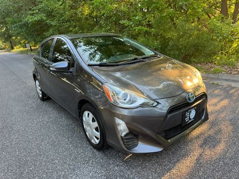 Used 2016 Toyota Prius C One FWD image 3