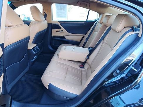 Used 2022 Lexus ES 300h w/ Luxury Package image 19