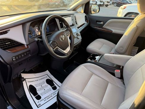 Used 2019 Toyota Sienna Limited Premium image 19