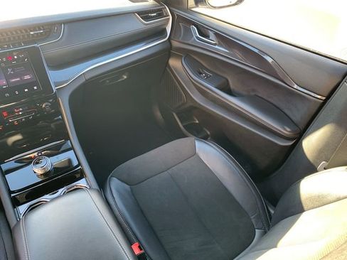 Used 2023 Jeep Grand Cherokee Altitude image 21