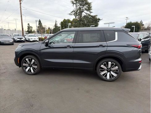 Used 2025 Mitsubishi Outlander SEL image 8