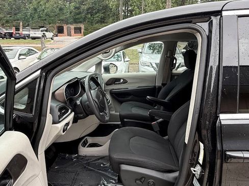 Used 2017 Chrysler Pacifica Touring FWD image 28