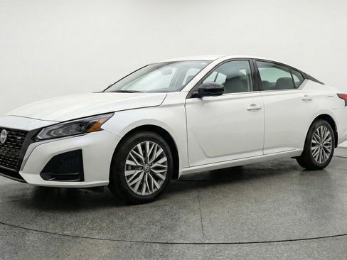 Used 2025 Nissan Altima 2.5 SV image 3