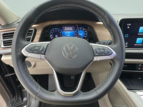 Used 2025 Volkswagen Atlas SE AWD/4WD image 15