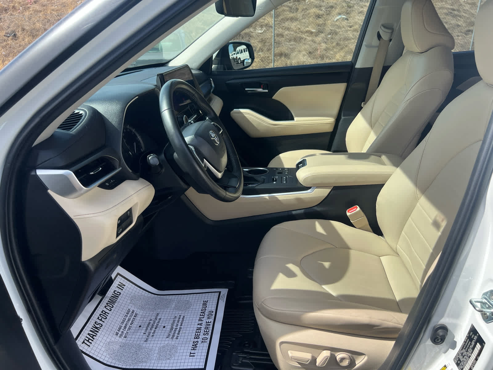 Used 2023 Toyota Highlander XLE AWD/4WD image 12