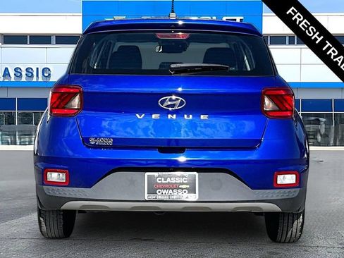 Used 2023 Hyundai Venue SE FWD image 4