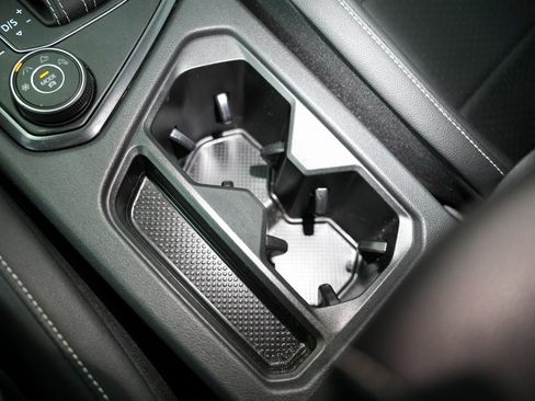 Used 2021 Volkswagen Tiguan SE w/ Panoramic Sunroof Package image 32