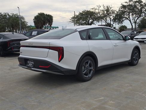 New 2025 Kia K4 LXS image 8
