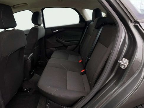Used 2018 Ford Focus SE w/ Cold Weather Package FWD image 16