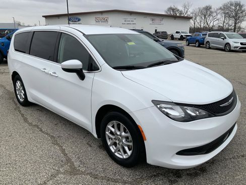Used 2023 Chrysler Voyager LX image 2