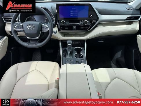 Used 2023 Toyota Highlander XLE AWD/4WD image 18