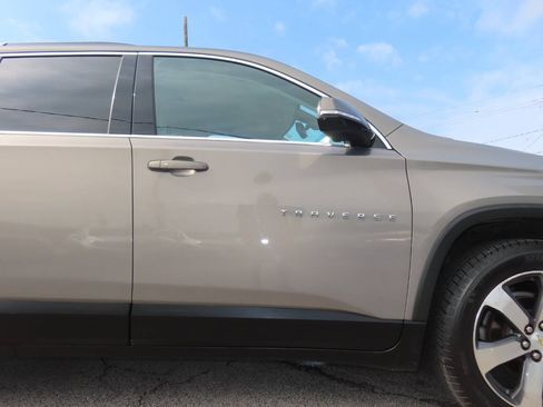 Used 2018 Chevrolet Traverse LT FWD image 21
