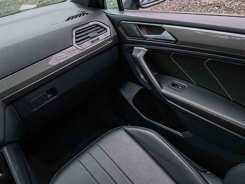 Used 2024 Volkswagen Tiguan SE R-Line image 18