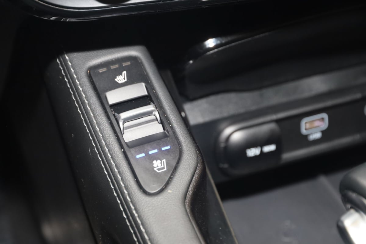 Used 2024 Kia Telluride EX w/ EX Captain's Chair Package FWD image 8