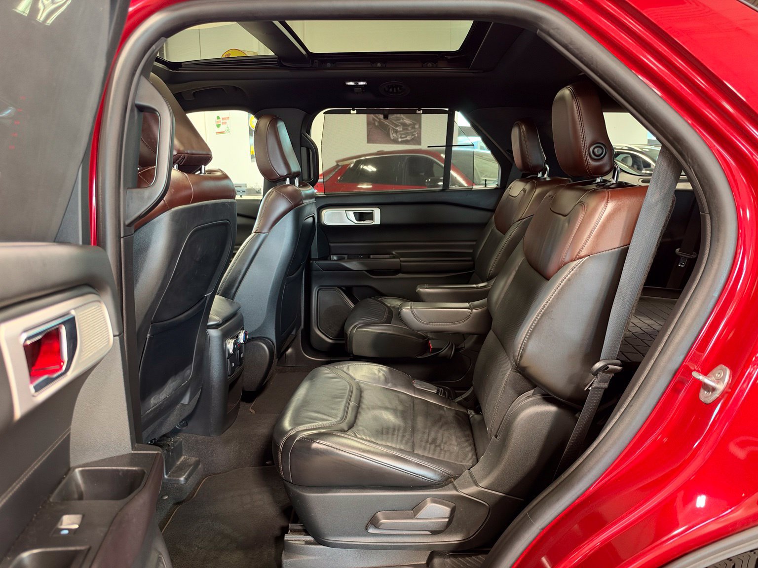 Used 2020 Ford Explorer Platinum w/ Premium Technology Package AWD/4WD image 40