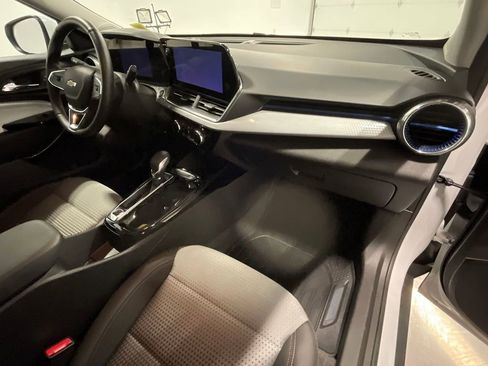 Used 2025 Chevrolet Trax LT w/ LT Convenience Package FWD image 26