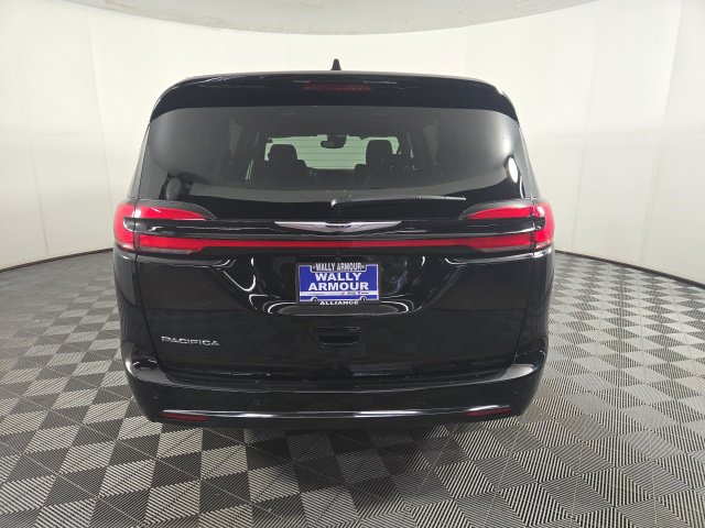 Used 2026 Chrysler Pacifica Select FWD image 4