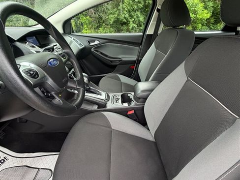 Used 2014 Ford Focus SE w/ SE Winter Package FWD image 17