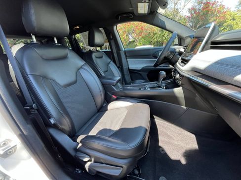 Used 2025 Jeep Compass Latitude AWD/4WD image 36