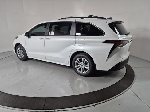 New 2026 Toyota Sienna XLE image 3