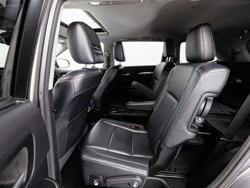 Used 2017 Toyota Highlander XLE image 6