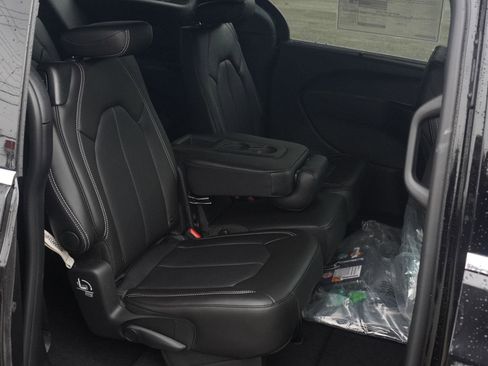 New 2026 Chrysler Pacifica Select image 30