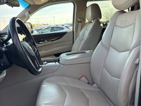 Used 2019 Cadillac Escalade ESV Premium Luxury image 7