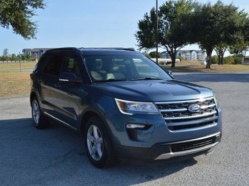 Used 2018 Ford Explorer XLT w/ Equipment Group 202A FWD image 2