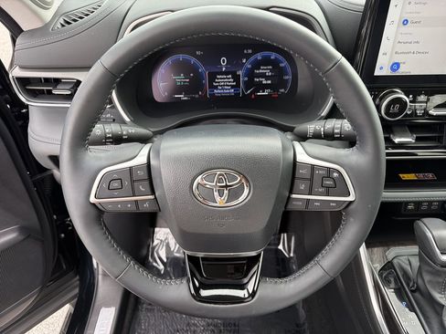 Used 2026 Toyota Highlander Limited AWD/4WD image 31
